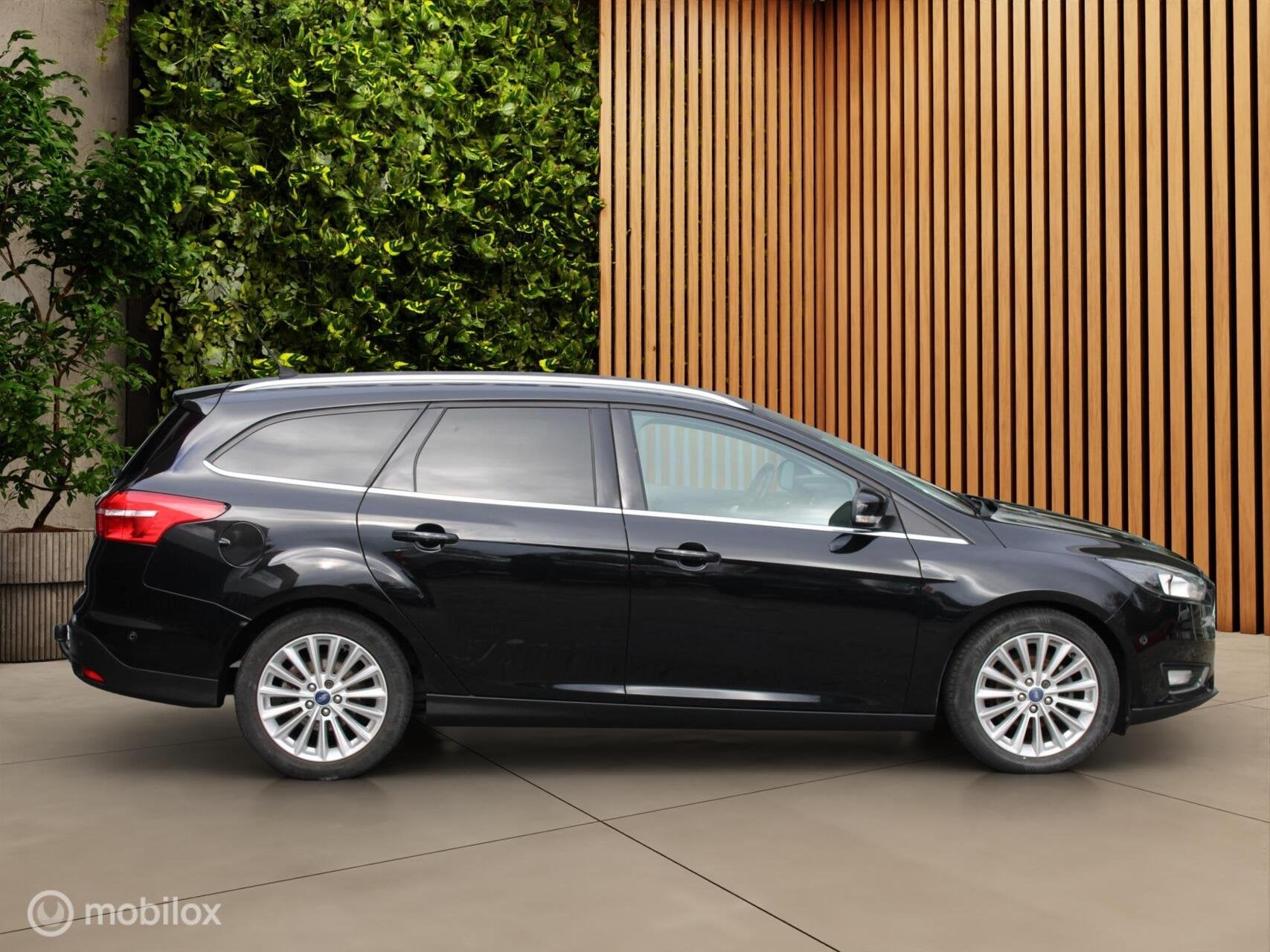 Ford Focus Wagon 1.0 TitaniumEdition|125Pk|Trekhaak|Navi|Nap, Auto's, Gebruikt, Zwart, Origineel Nederlands, Handgeschakeld