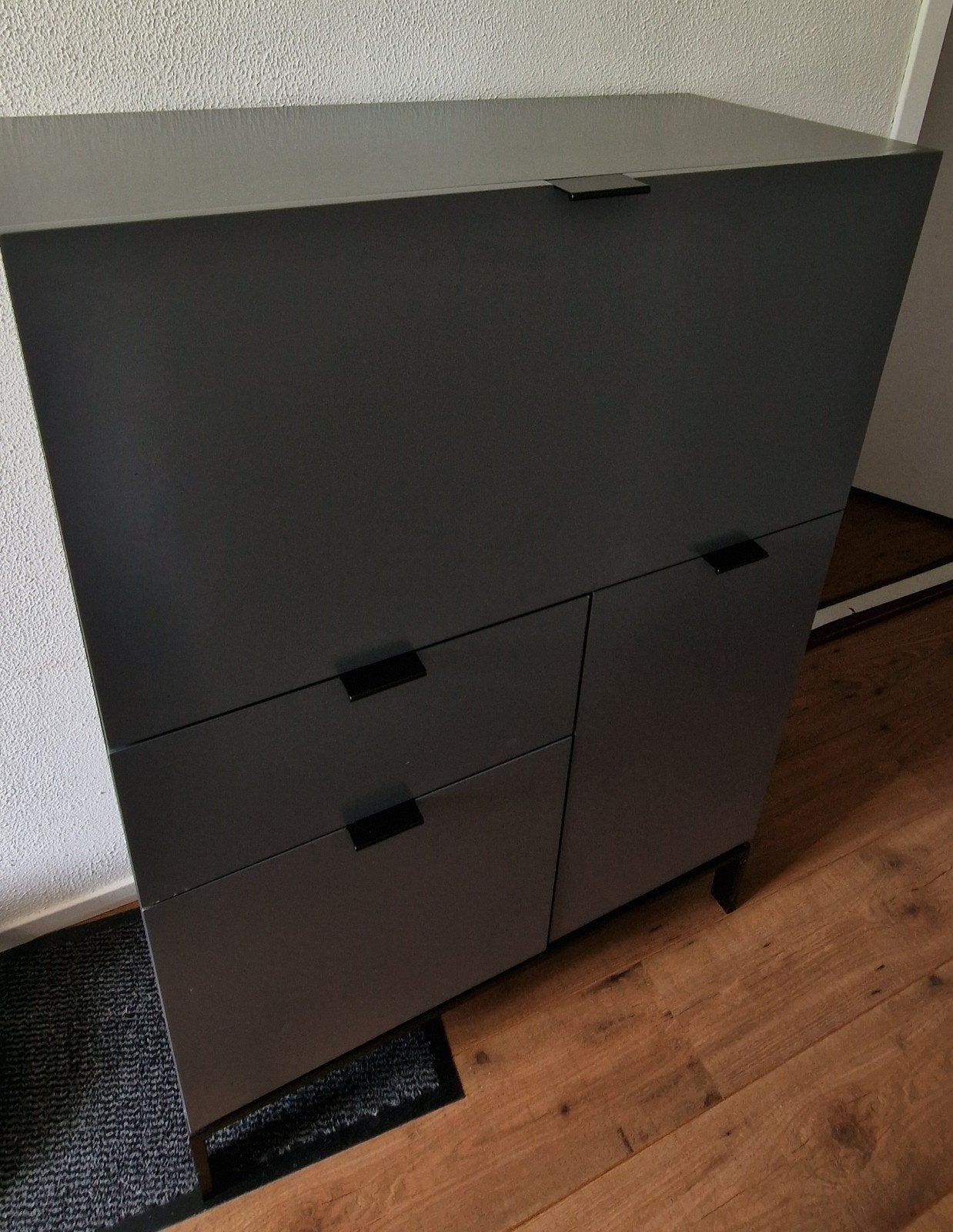 Moderne grijze kast. Blad kan ook als buro worden gebruikt, Ophalen, Zo goed als nieuw, Modern