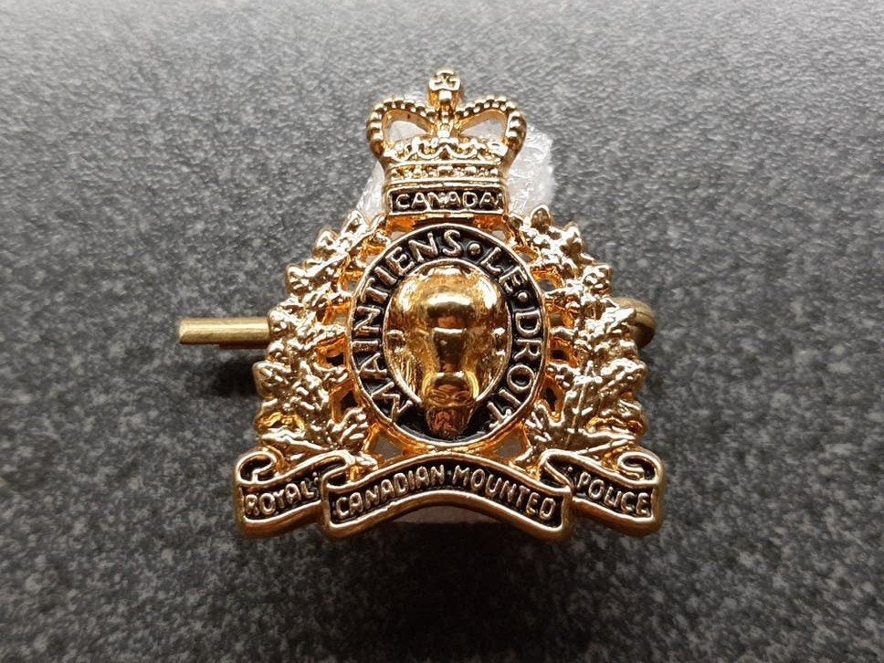 RCMP - Royal Canadian Mounted Police  / badge 35x30 mm., Verzamelen, Ophalen of Verzenden, Landmacht, Amerika, Embleem of Badge