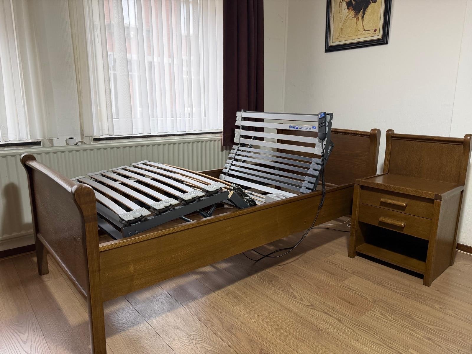 Seniorenbed met verstelbare lattenbodem en nachtkastje, Ophalen, 90 cm, Eenpersoons, Bruin