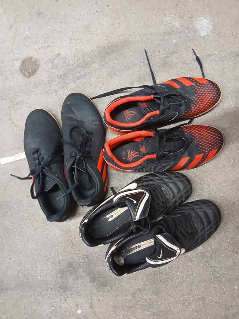 4 paar voetbalschoenen, 2 paar zaal, 2 paar noppen maat 38, Ophalen of Verzenden, Nieuw, Schoenen