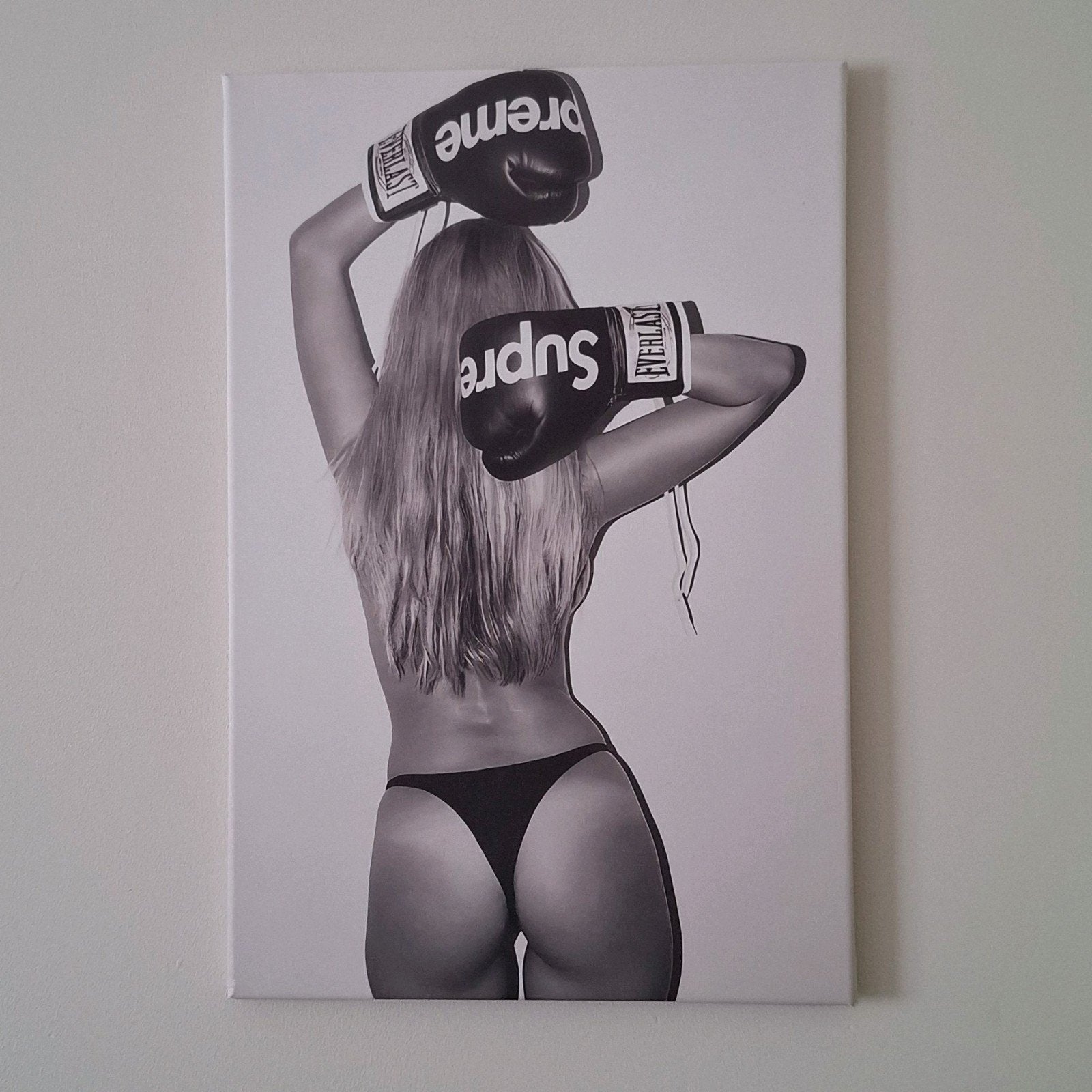 Supreme Canvas 40x60 - Dame met bokshandschoenen, Ophalen, 50 – 75, 50 tot 75 cm, Print