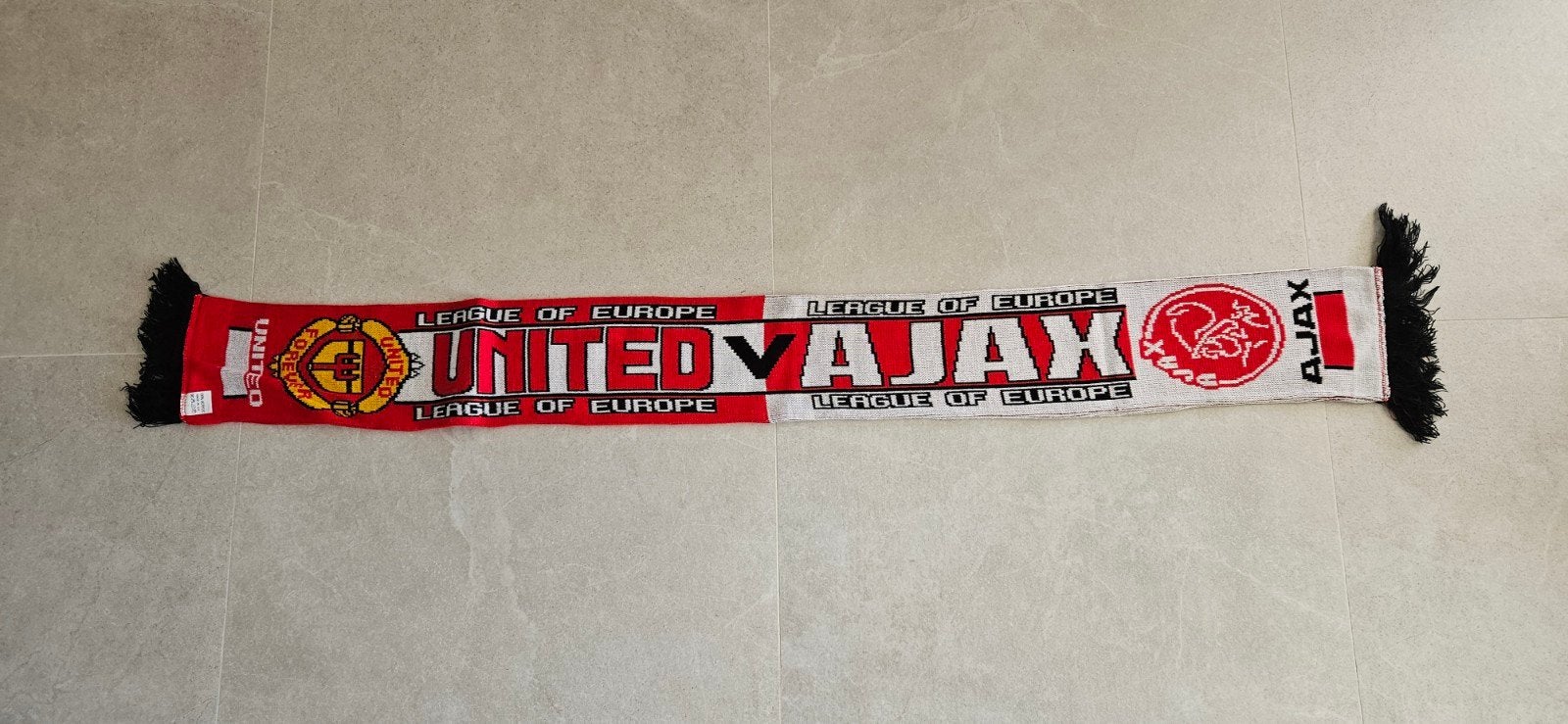Sjaal Manchester United vs Ajax Europa League, Verzamelen, Sportartikelen en Voetbal, Ophalen of Verzenden, Zo goed als nieuw