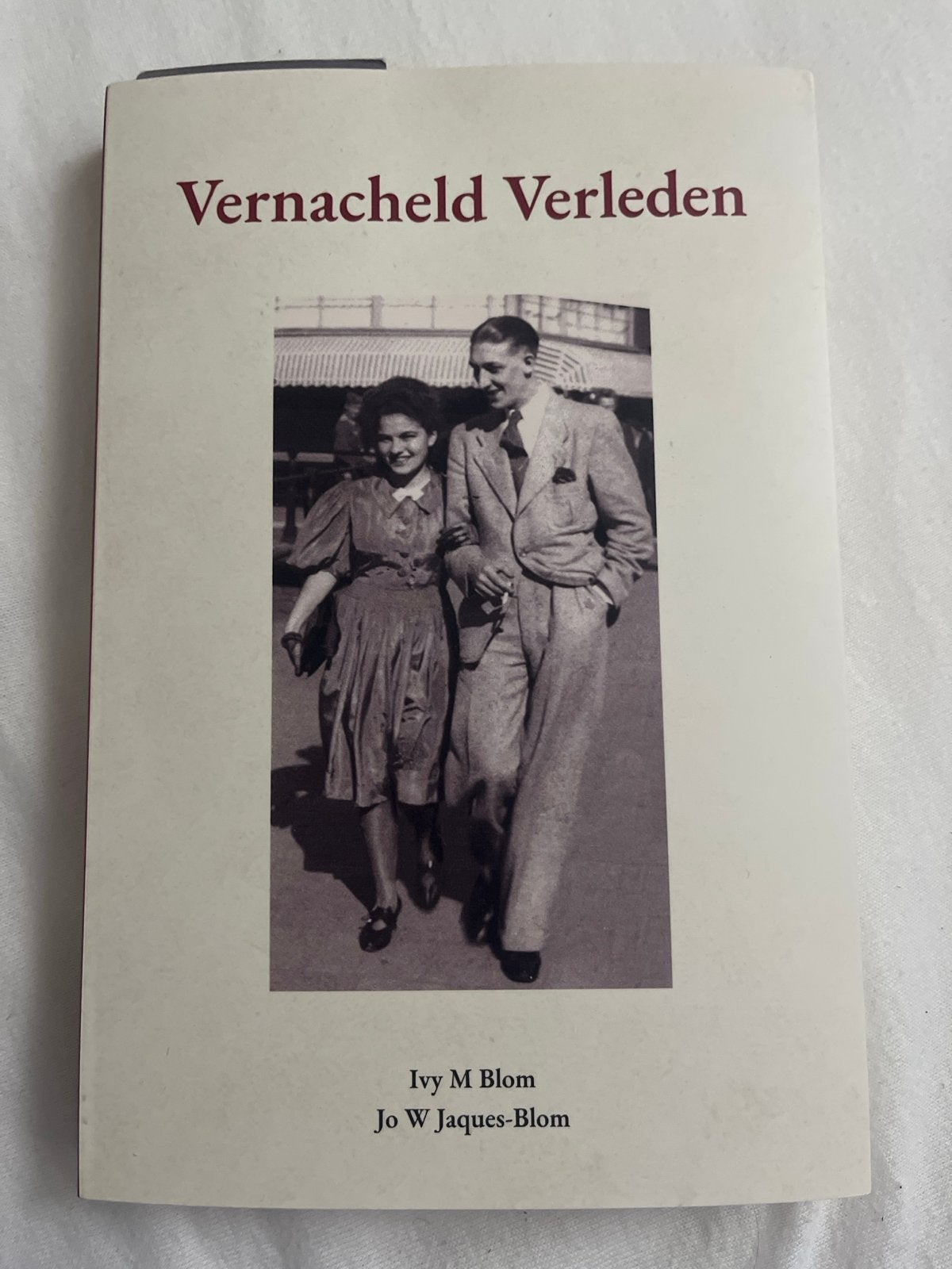 Vernacheld Verleden - Familiebiografie Blom & Jacobi, Ophalen of Verzenden, Zo goed als nieuw, Overige