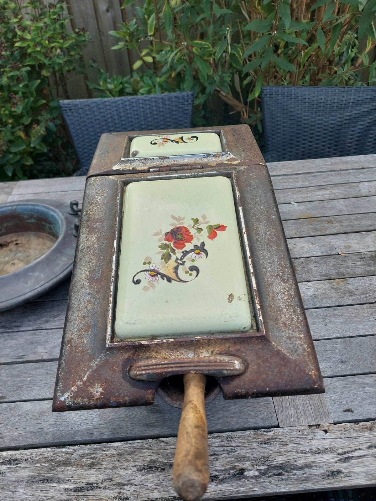 Antieke kolenkit met emaille deksels, Ophalen