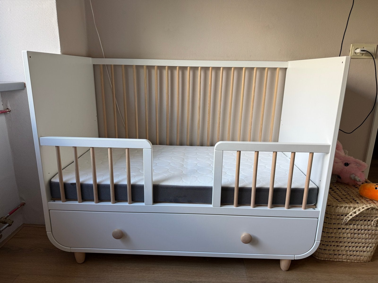 IKEA MYLLRA Ledikant met lade en matras, Ophalen, Zo goed als nieuw, Lattenbodem, Minder dan 140 cm