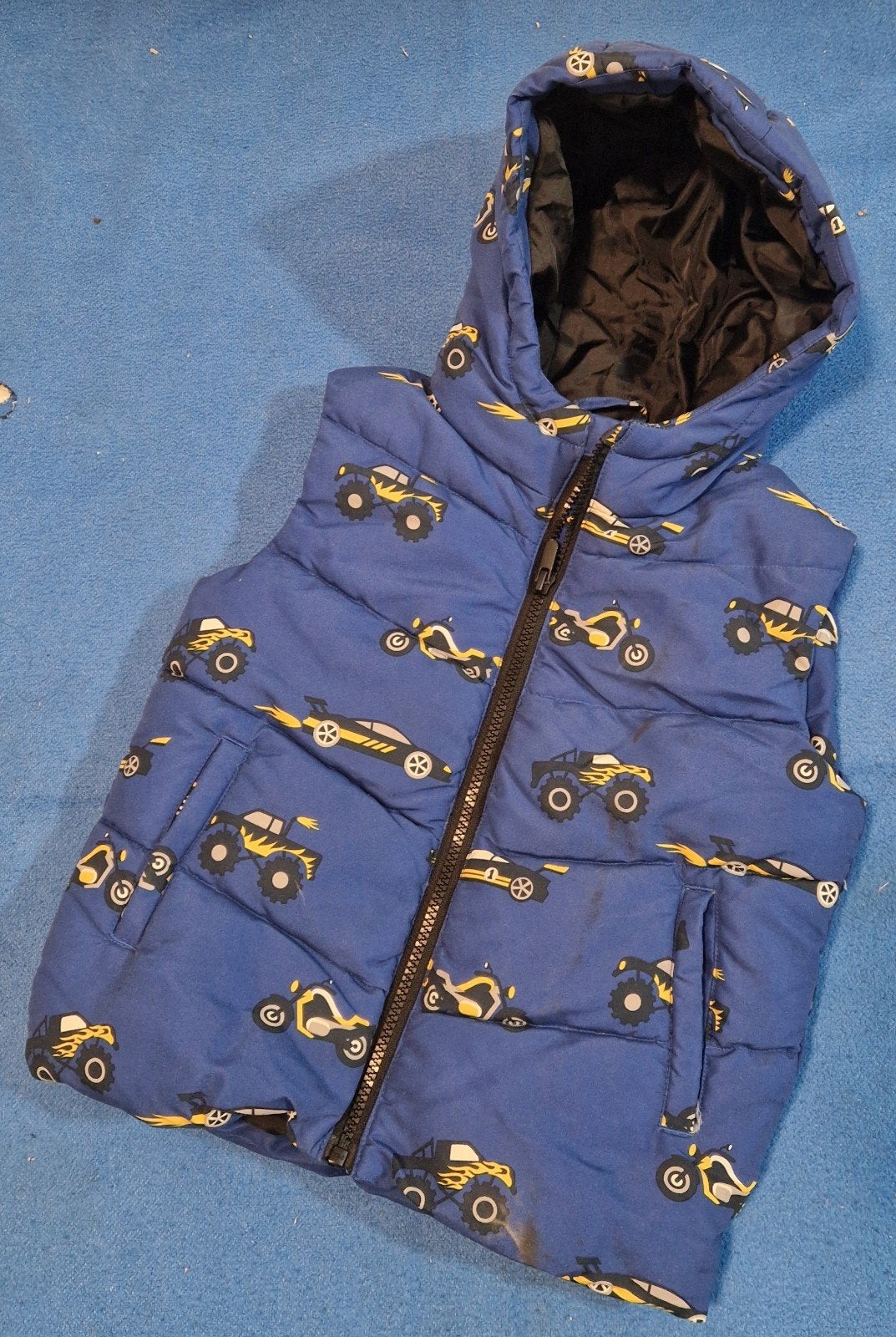 Blauwe bodywarmer met monster truck print - maat 104, Kinderen en Baby's, Gebruikt, Primark Cares, Ophalen of Verzenden, Jongen