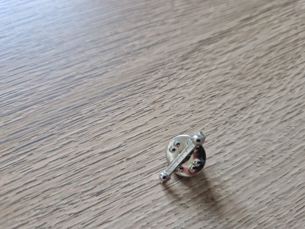 Pin zilverkleurig lineaal, Verzamelen, Ophalen of Verzenden, Nieuw, Speldje of Pin