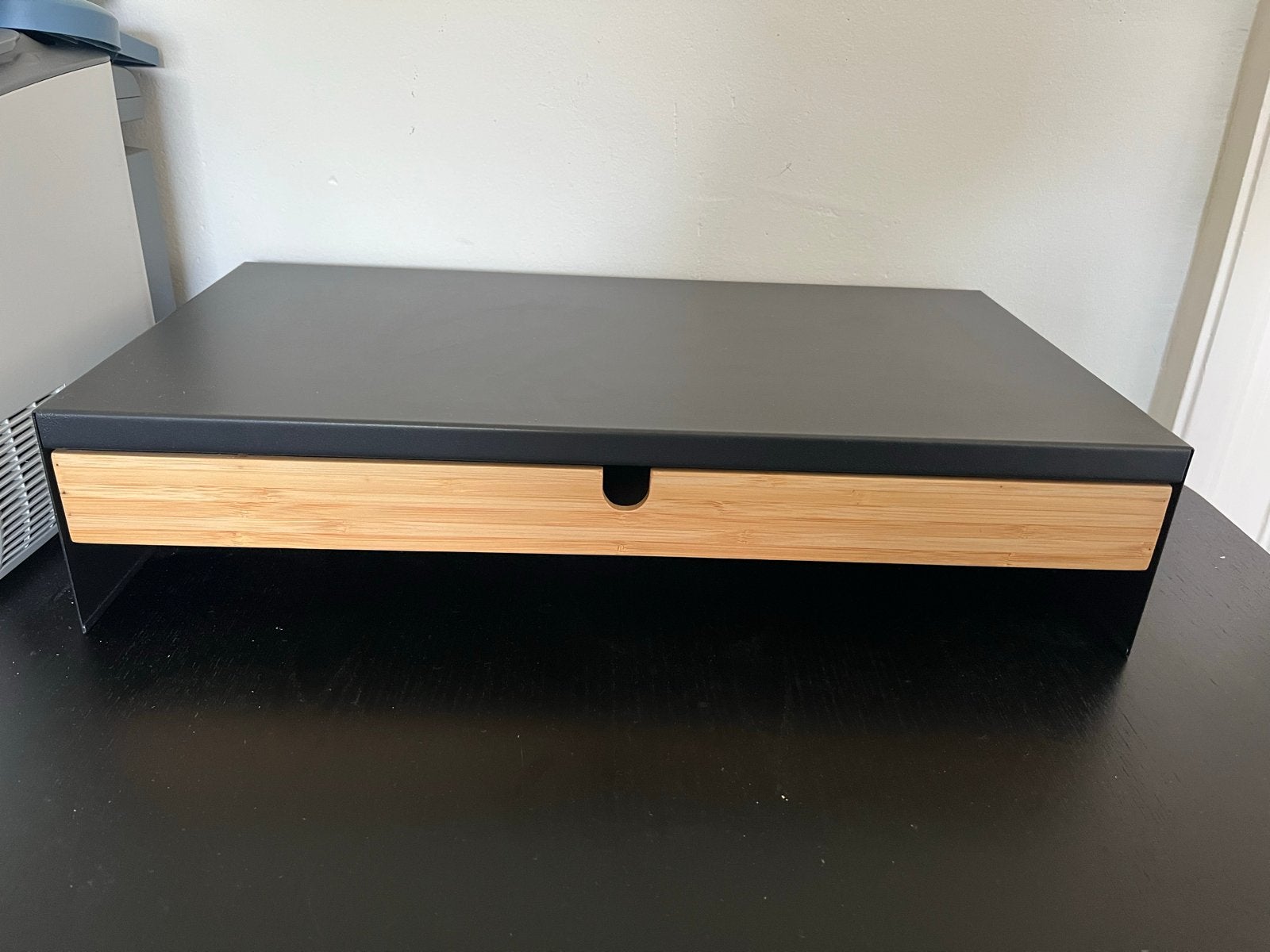 IKEA Elloven monitorstandaard met lade - z.g.a.n., Computers en Software, Ophalen of Verzenden, Gebruikt