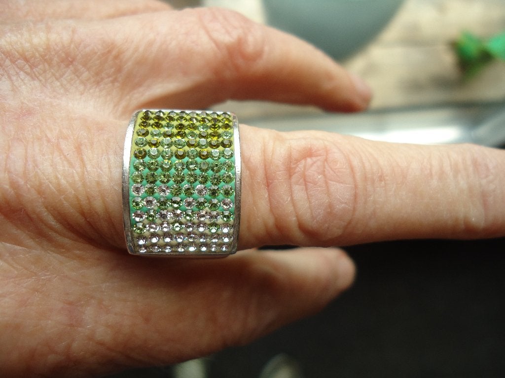 mooie echt zilveren ring vol groene kleine steentjes m 18,25, Met kristal, 18 tot 19, Gebruikt, Ophalen of Verzenden