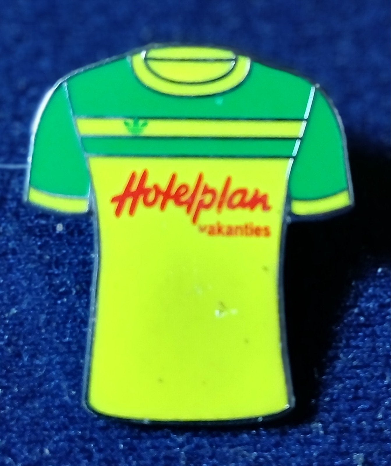 Hotelplan Vakanties T-shirt Speldje/Pin, Ophalen of Verzenden, Gebruikt, Overige onderwerpen, Speldje of Pin