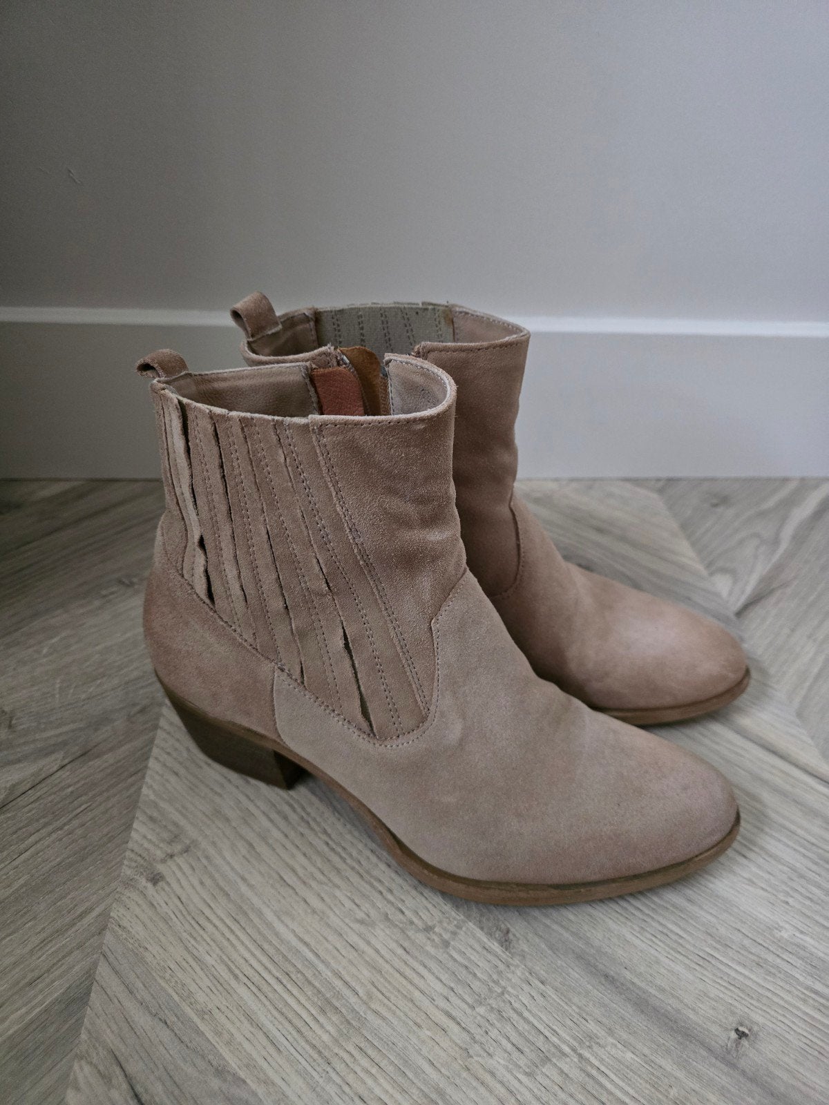 Leuke beige Mjus enkellaarsjes in maat 39 laarsjes hakje, Beige, Lage of Enkellaarzen, Ophalen of Verzenden, Mjus