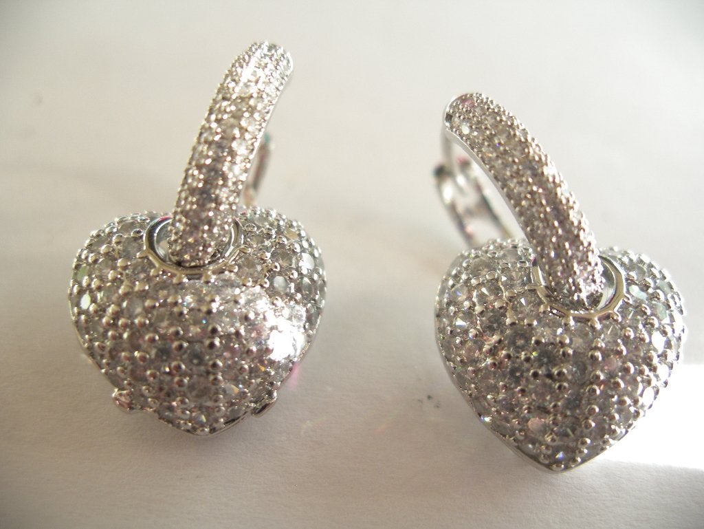 Een paar Zilverkleurige Oorbellen vol met Strass steentjes, Sieraden, Tassen en Uiterlijk, Verzenden, Overige materialen, Oorbellen