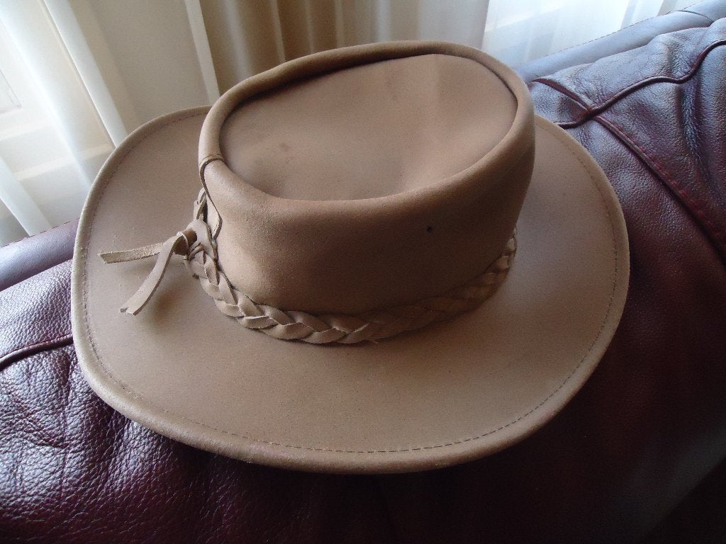 Outdoor/cowboy hoed opvouwbaar S suède leer -unisex-, Kleding | Dames, Hoeden en Petten, Ophalen of Verzenden, Zo goed als nieuw