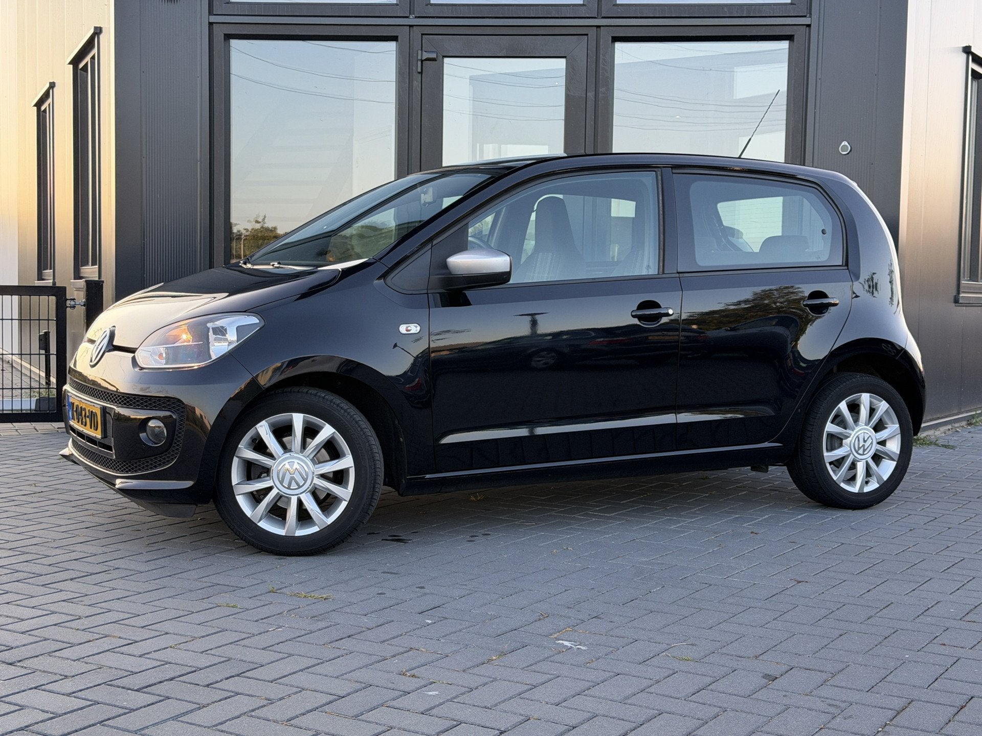 Volkswagen up! 1.0 Club Airco | Navi | Verw. stoelemn | Nwe, Auto's, Volkswagen, Voorwielaandrijving, Stof, Gebruikt, Zwart