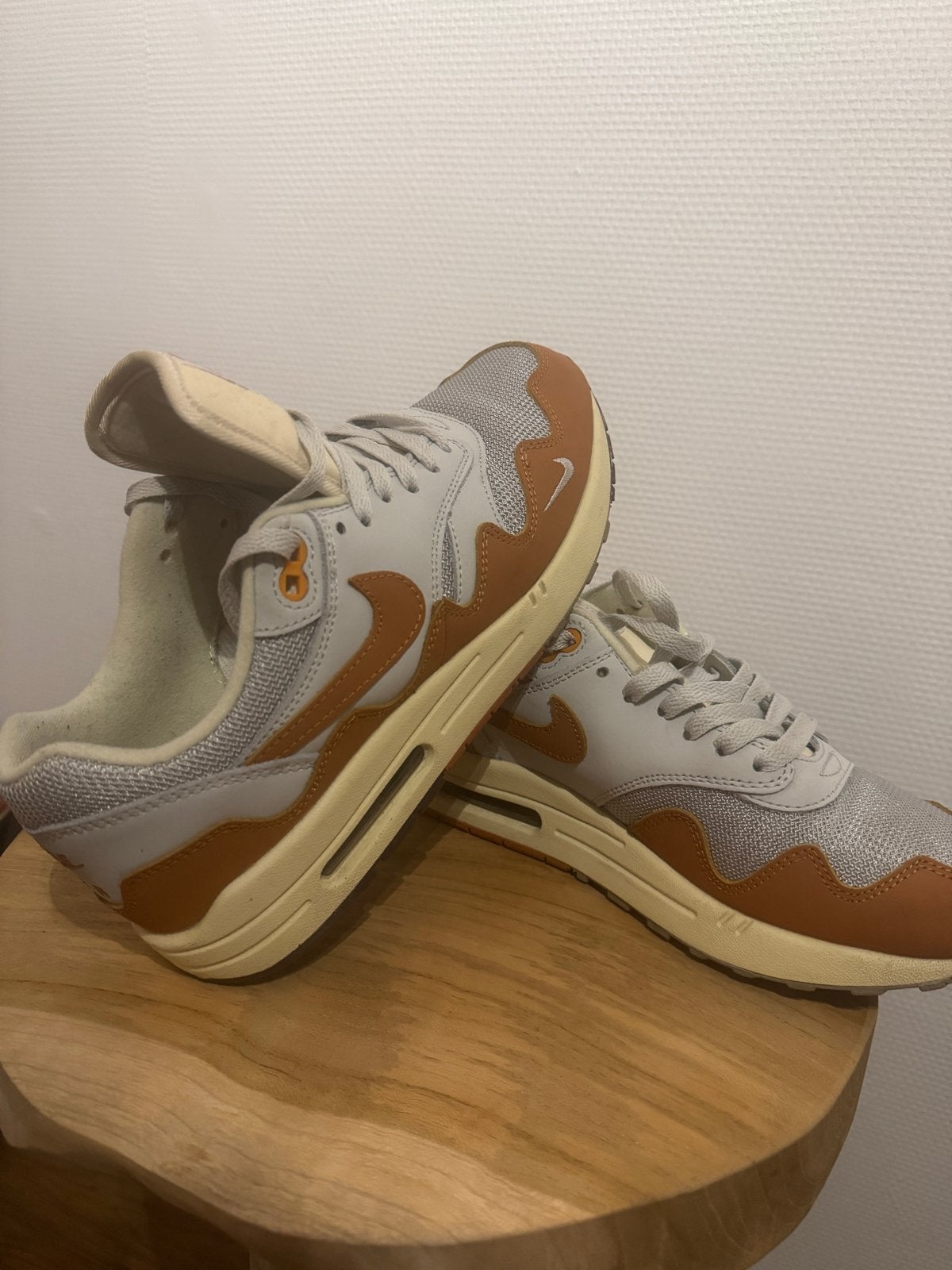 Nike Air Max 1 Patta Monarch 42,5, Ophalen of Verzenden, Zo goed als nieuw, Overige kleuren, Sneakers of Gympen
