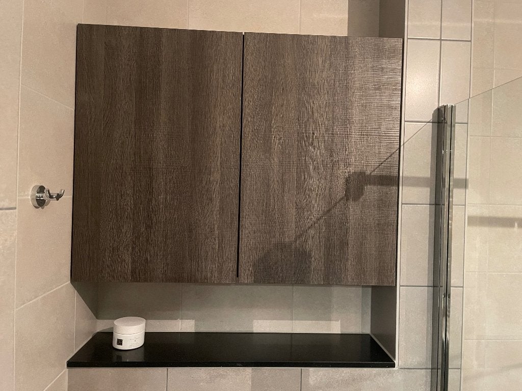 Badkamerkast met donkere houtstructuur, Ophalen, (Half)hoge kast, 50 tot 100 cm, Zo goed als nieuw