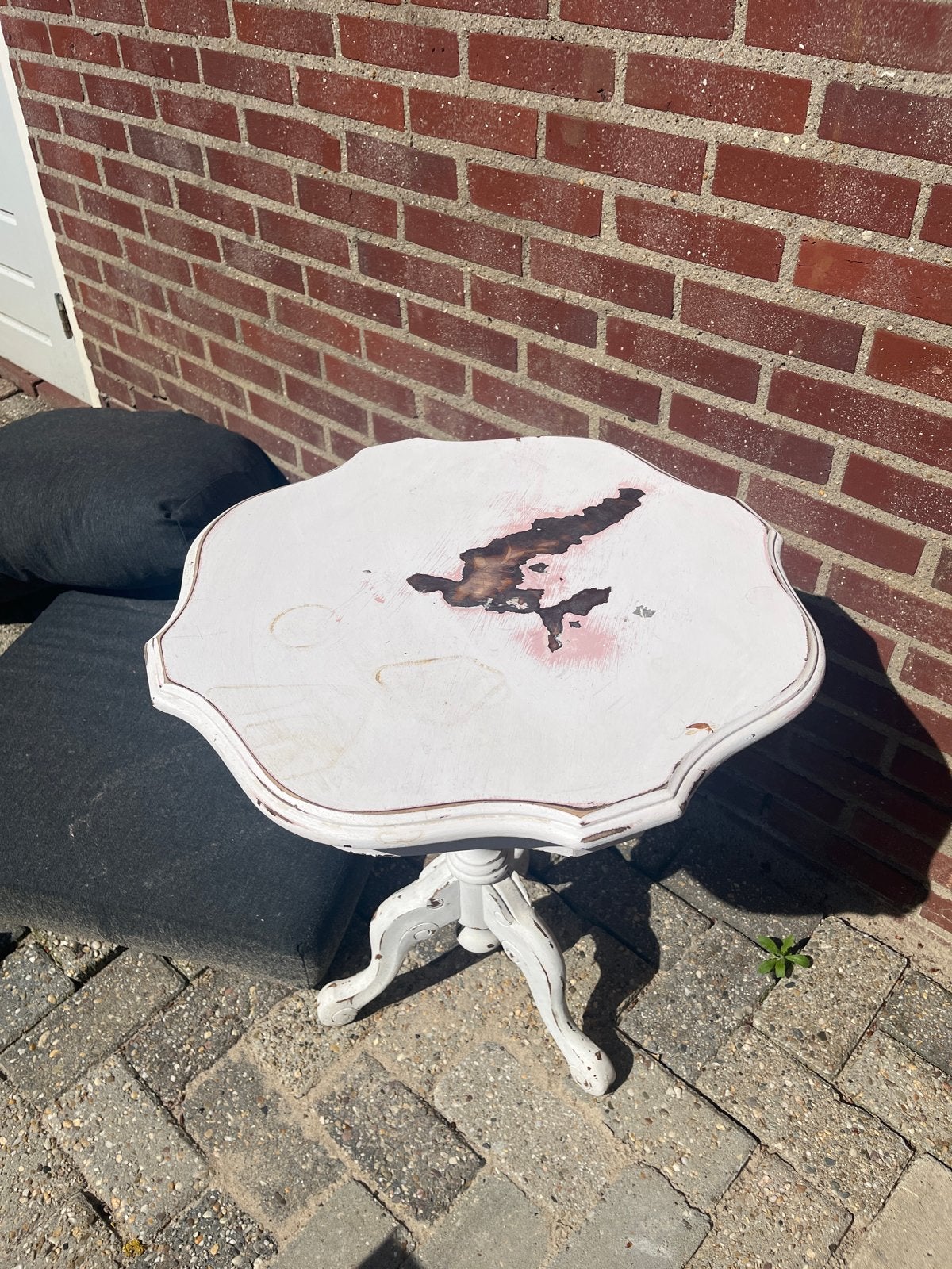Opknapper: Antieke bijzettafel met sierlijke poten, Huis en Inrichting, Minder dan 55 cm, Gebruikt, Rond, Hout
