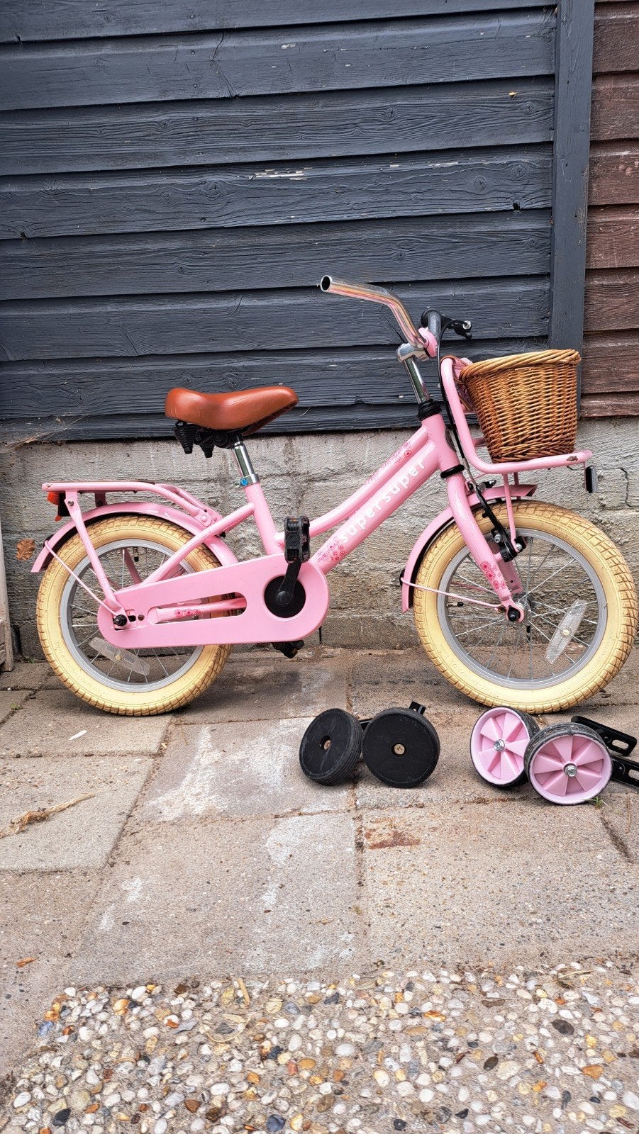 Roze SuperSuper kinderfiets met mandje en zijwieltjes, Fietsen en Brommers, Fietsen | Kinderfietsjes, Ophalen, Terugtraprem, Zijwieltjes