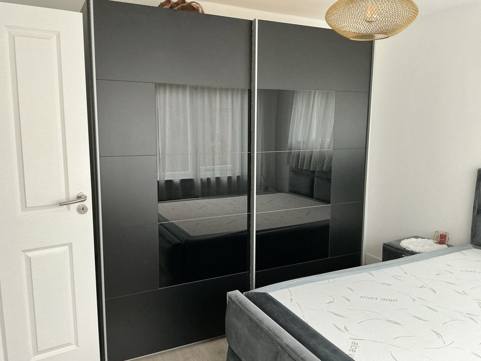 Moderne kledingkast met schuifdeuren en spiegel, Met plank(en), Gebruikt, 200 cm of meer, 150 tot 200 cm