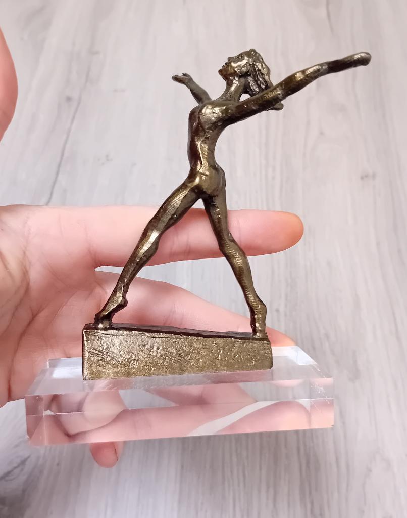 beeld, naakte vrouw met gespreide armen, op perspex sokkel, Ophalen of Verzenden