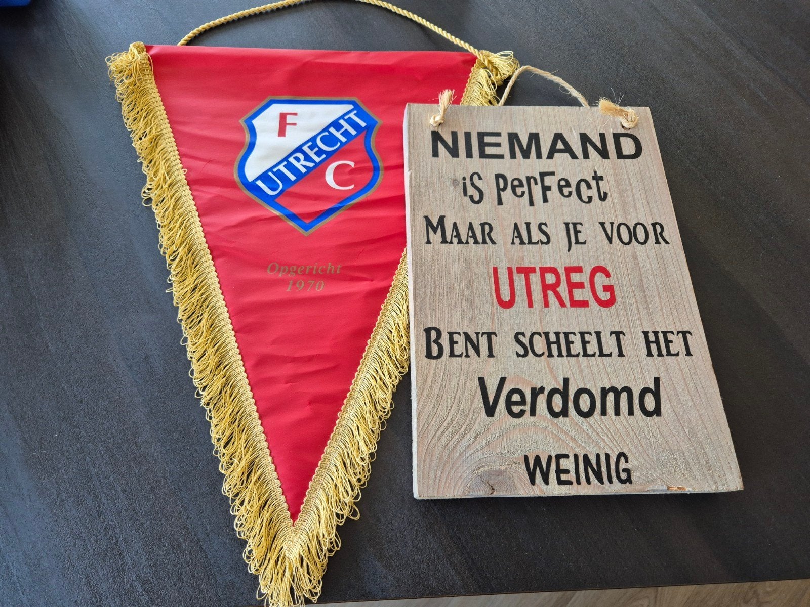 FC Utrecht fanartikelen: puntvaantje en tekstbord, Ophalen of Verzenden, Zo goed als nieuw, F.C. Utrecht