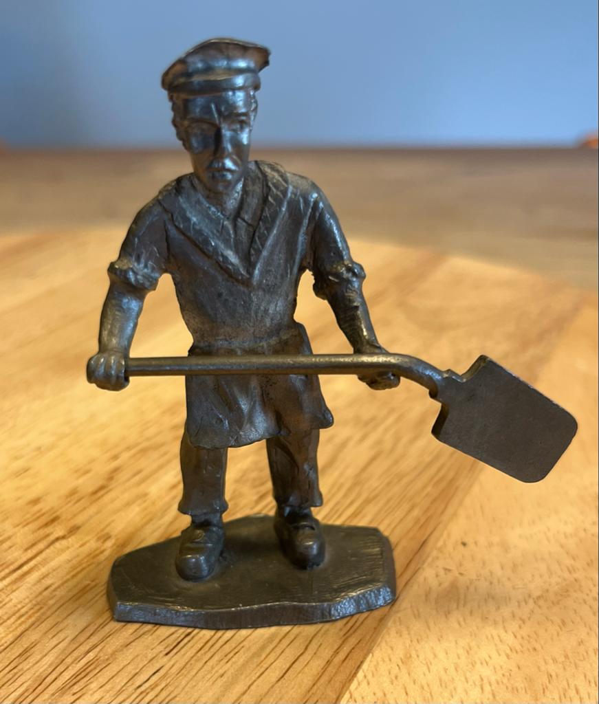 Tinnen miniatuurbeeldjes, twee stuks, Ophalen