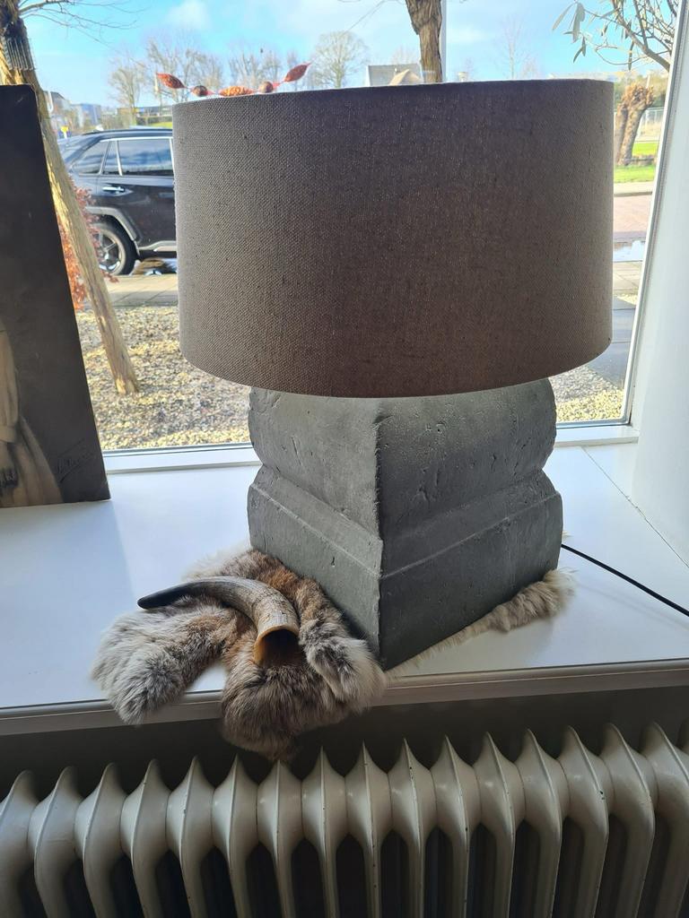 Landelijke lamp met betonnen voet en kap, Ophalen, Gebruikt, 50 tot 75 cm, Landelijk