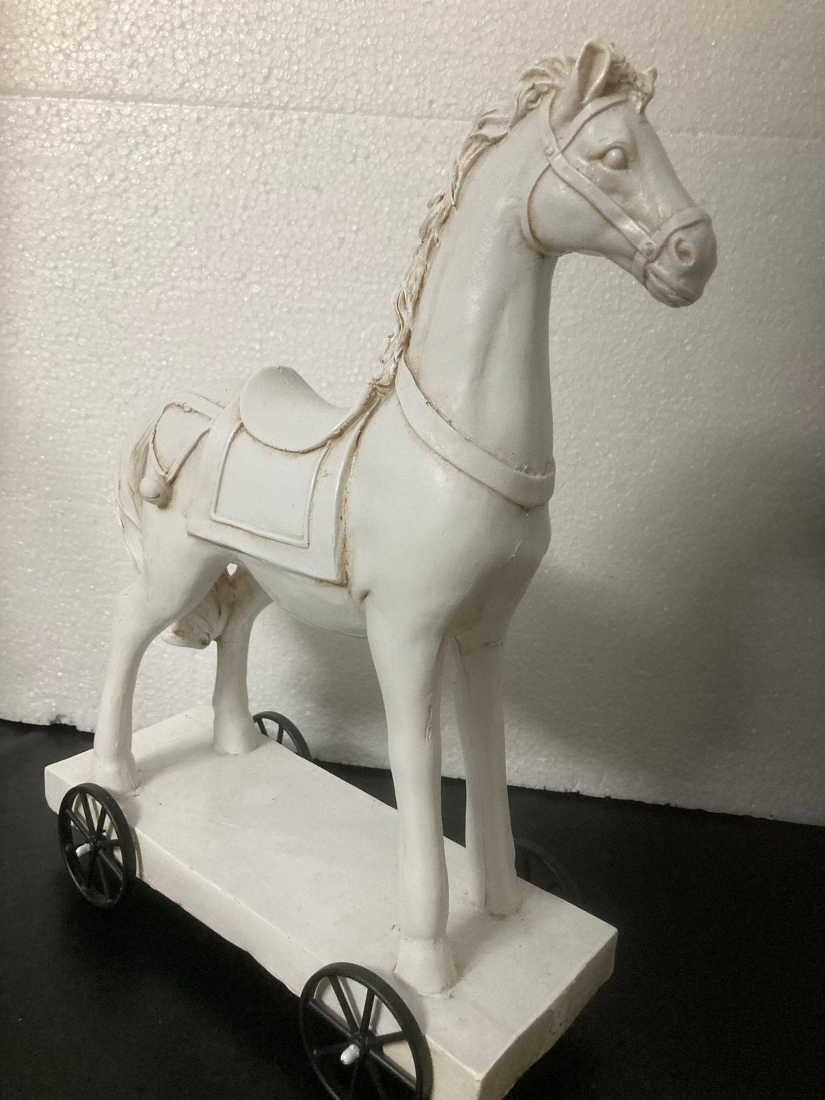 Sierlijk paard op wielen van resin - 28 cm hoog, Ophalen of Verzenden, Gebruikt, Wit, Kunststof