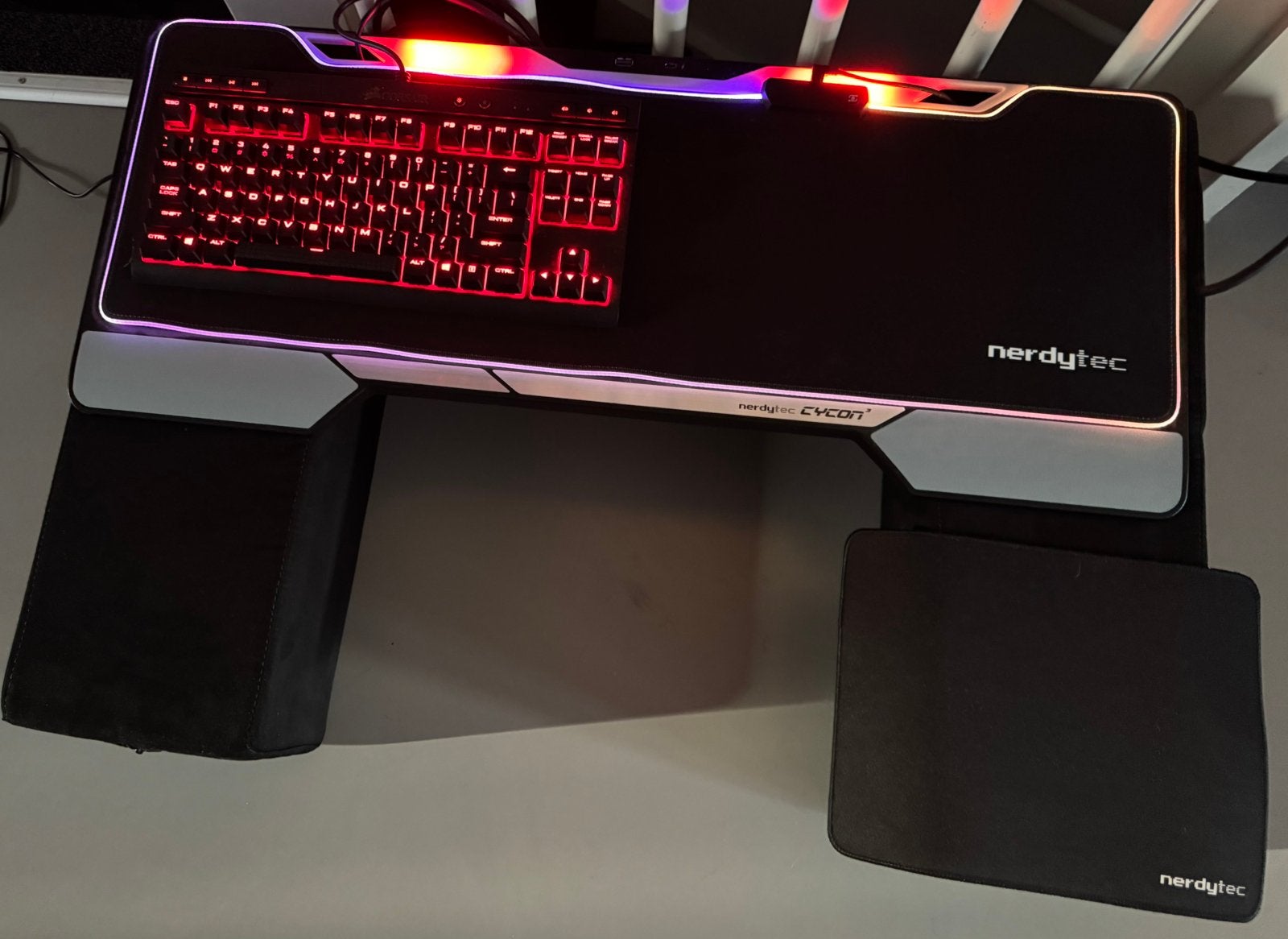 Nerdytec couchmaster incl xxl rgb mousemat en keyboard, Ophalen, Zo goed als nieuw