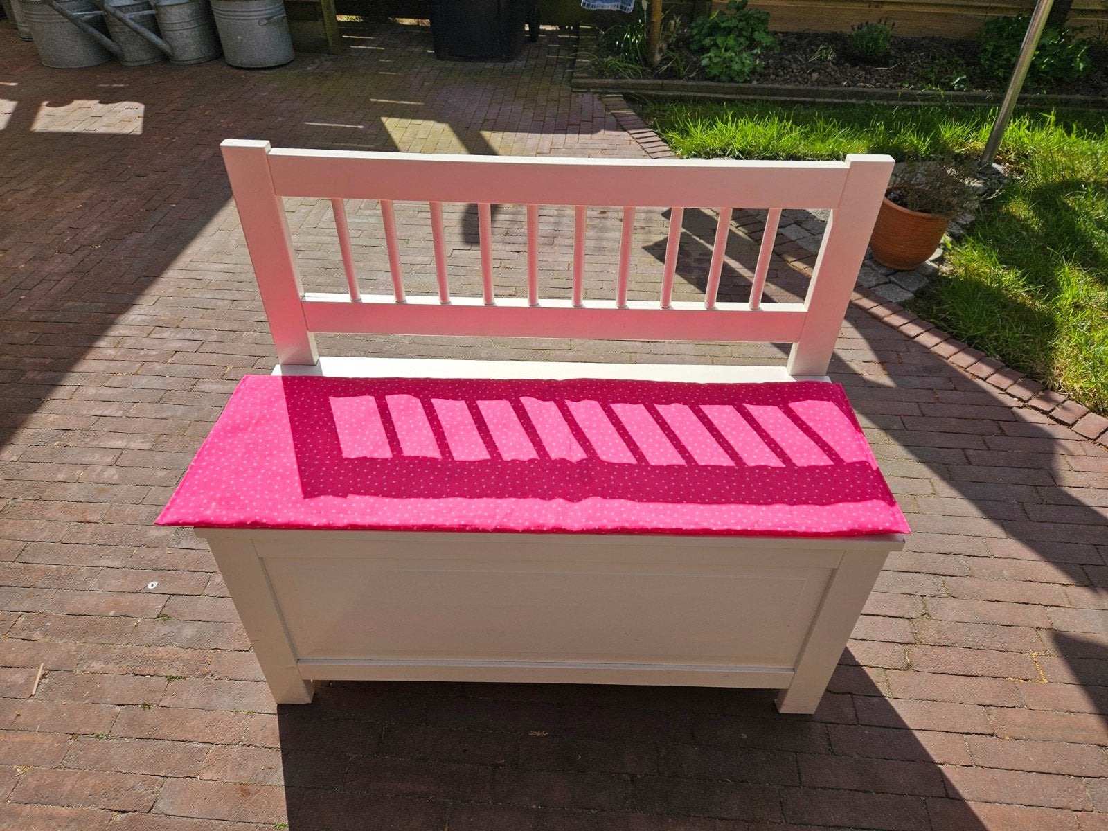 Witte bank met opbergruimte en roze kussen, Ophalen, Gebruikt, Rechte bank, Hout