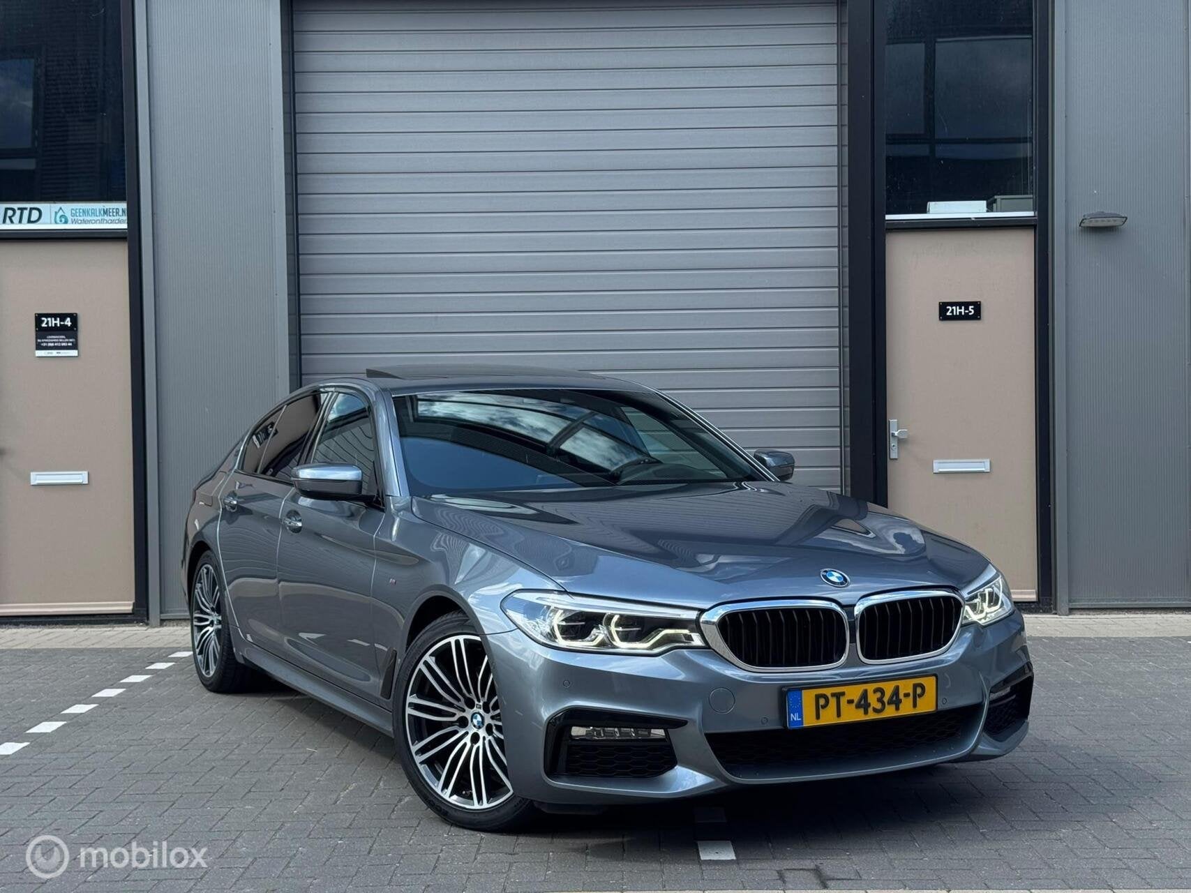 BMW 5-serie 520d High Executive / Pano / 19 inch / head-up /, Auto's, Automaat, Achterwielaandrijving, Euro 6, Bedrijf