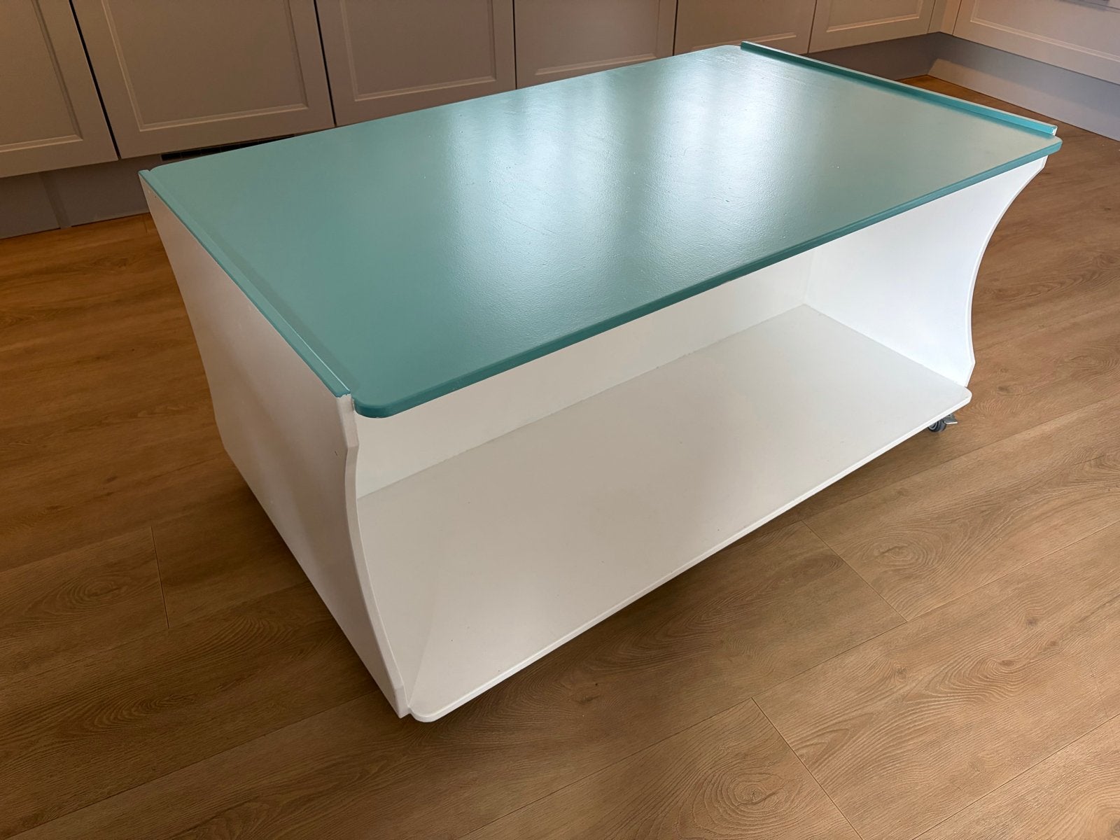 Kinderbureau met opbergruimte en wieltjes, Ophalen, Gebruikt, Tafel(s)