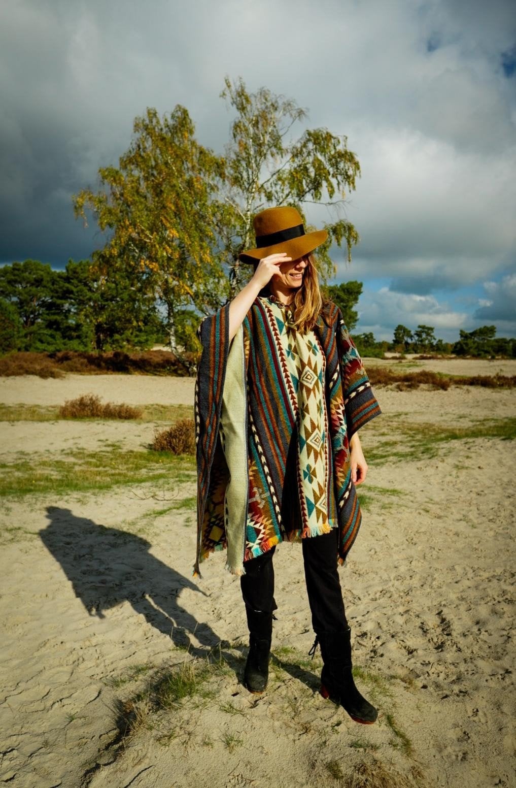 Alpaca poncho met geometrische print - Nieuw, Ophalen of Verzenden, Nieuw, Rechthoekig, 50 tot 100 cm
