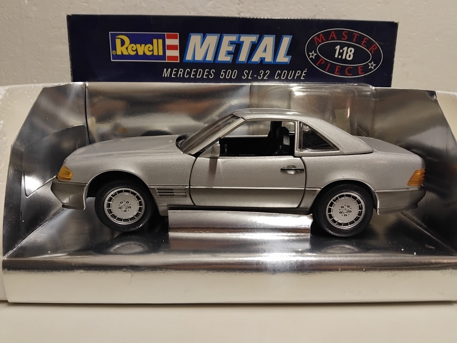 Mercedes Benz SL 32 hard top zilver Revell metal 1:18 KRD, Hobby en Vrije tijd, Modelauto's | 1:18, Ophalen of Verzenden, Zo goed als nieuw