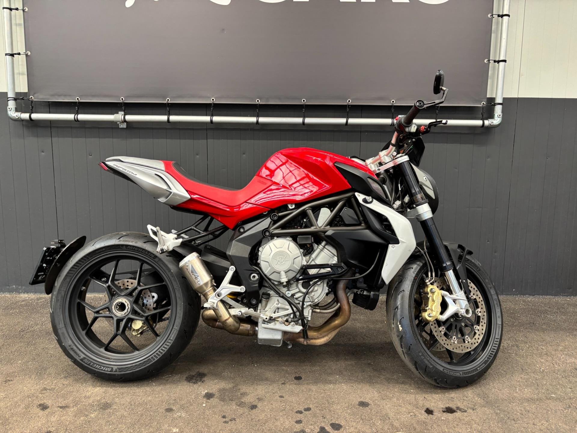 MV Agusta 675 Brutale, Motoren, 675 cc, Sportuitlaat, -
-  -, Bedrijf