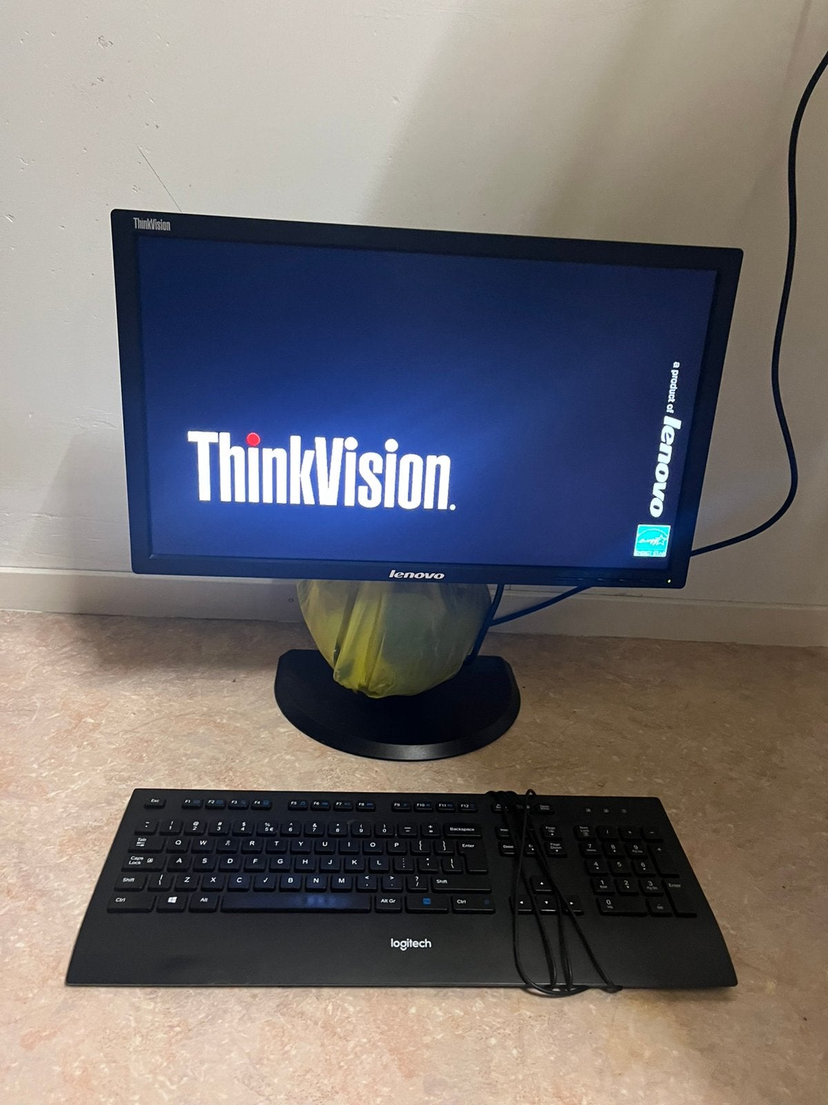 Lenovo ThinkVision scherm met nieuw Logitech toetsenbord, Computers en Software, Monitoren, Ophalen, HDMI, IPS, Full HD