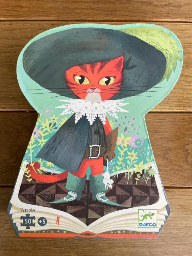 Djeco De Gelaarsde Kat Puzzel 50 Stukjes, Kinderen en Baby's, Traphekjes, Ophalen of Verzenden, Zo goed als nieuw