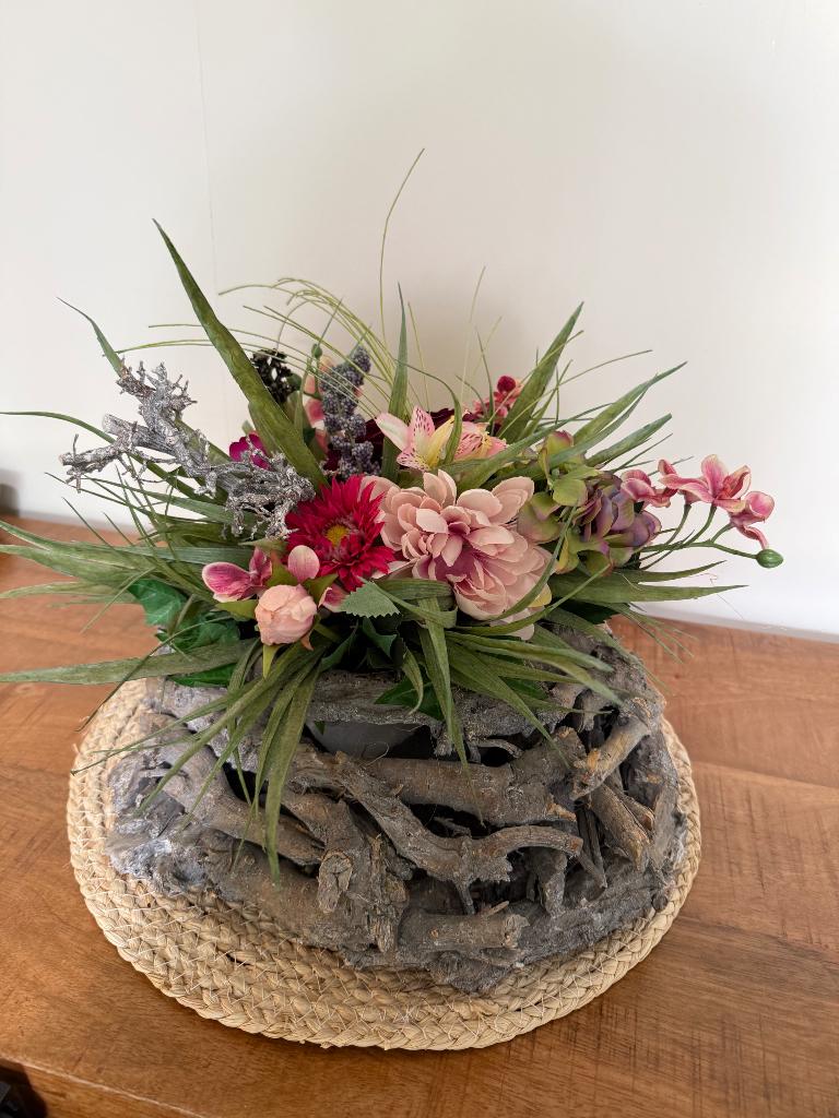Decoratief bloemstuk met kunstbloemen te koop., Silk-ka, Ophalen of Verzenden, Meerkleurig, Bloemstuk