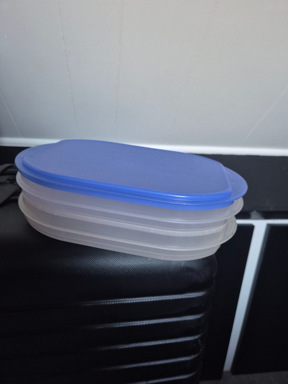 Set van 2 Tupperware bewaardozen met blauwe deksels, Gebruikt, Bewaardoos, Blauw, Met deksel