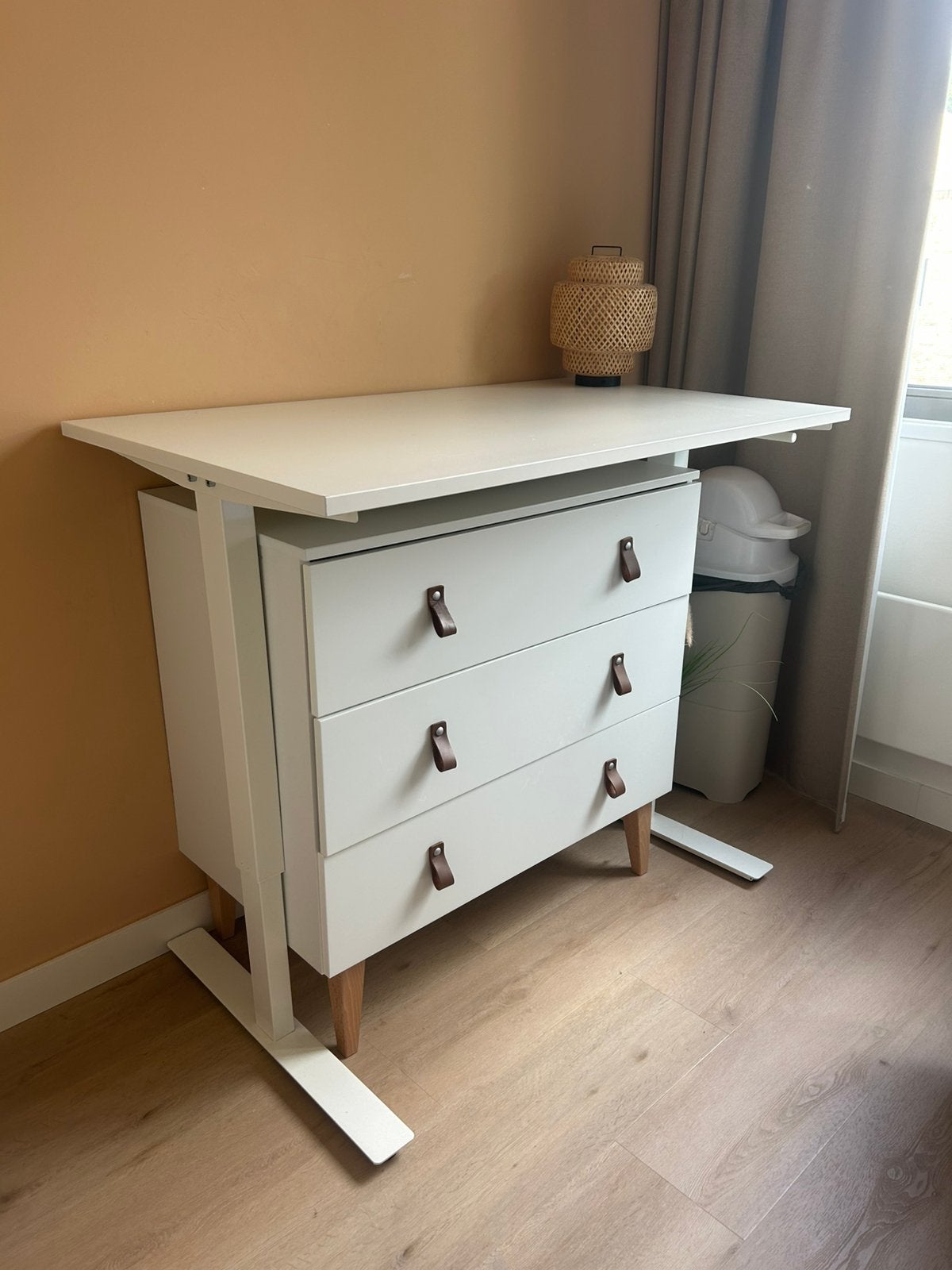Ikea wit stabureau Trotten, Huis en Inrichting, Bureaus, Ophalen, Zit-sta bureau, In hoogte verstelbaar, Zo goed als nieuw