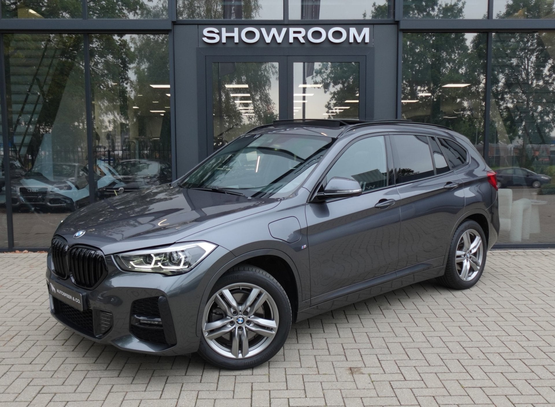 BMW X1 xDrive25e Executive PANO NAVI CAM VOL, Dealer onderhouden, Stof, Gebruikt, Zwart