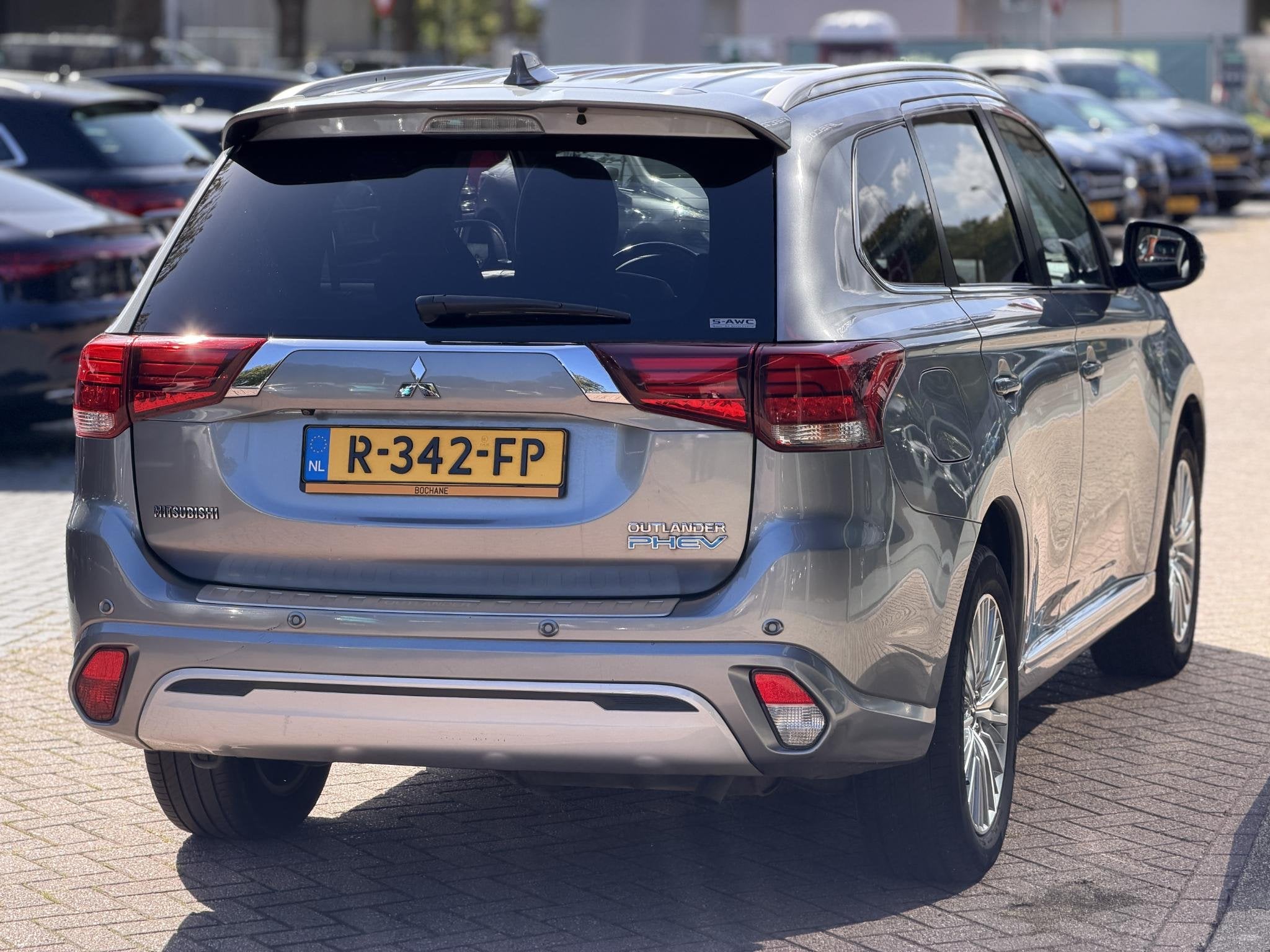 Mitsubishi Outlander 2.4 PHEV Instyle | Sunroof | Leder | Ro, Automaat, Automatische klimaatregeling, Euro 6, 4 cilinders