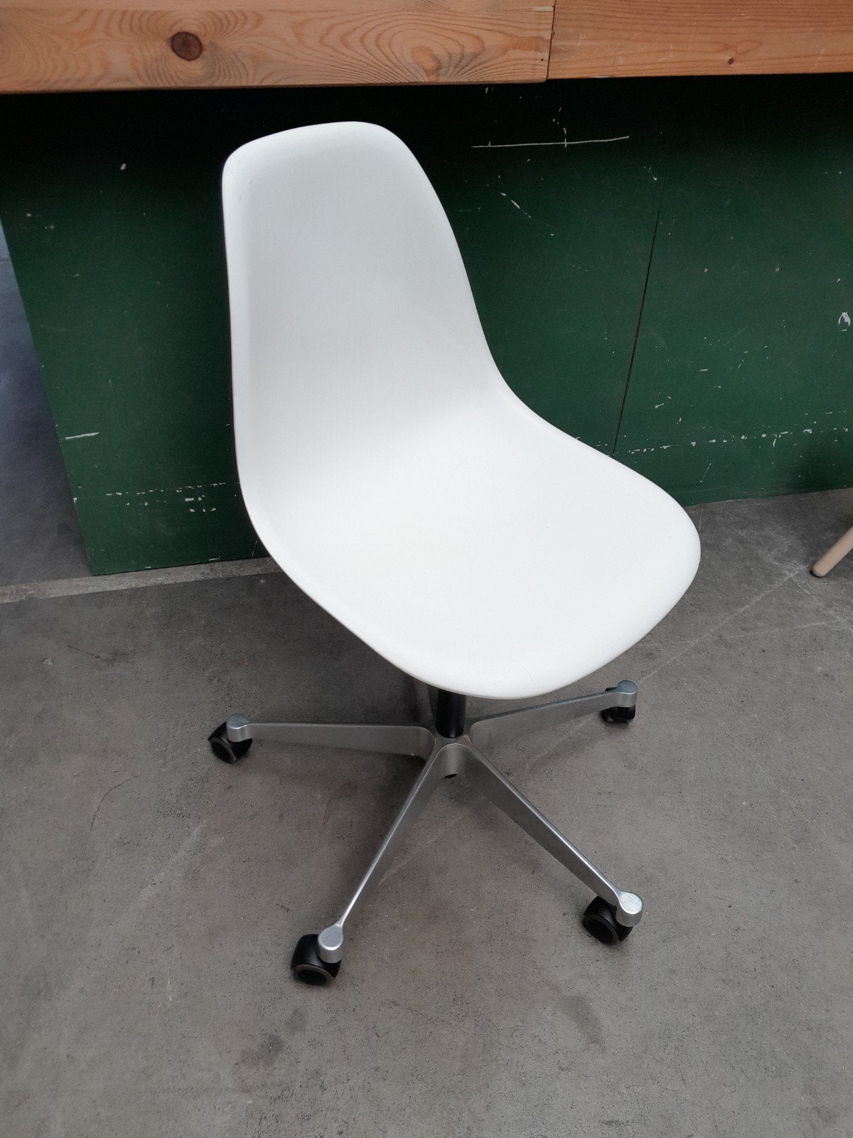 Vitra Eames Plastic Chair, bureaustoel, Gebruikt, Wit, Charles-Eames-Straße 2, 79576 Weil am Rhein, Duitsland, Info@vitra.com