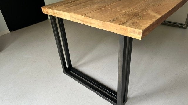 Foto 7 van Robuuste eettafel (lang) van mangohout met metalen onderstel