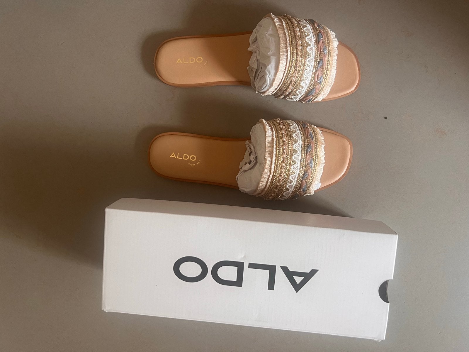 Nieuwe Aldo slippers met kralen en borduursels - Maat 40, Ophalen of Verzenden, Nieuw, Beige, Slippers