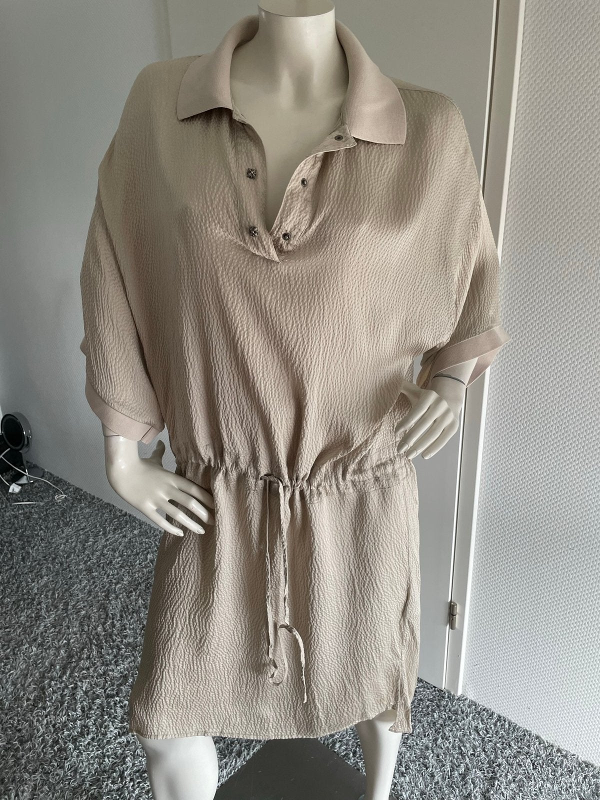 John richmond jurkje met aparte stof maat it 44  nl 40, Kleding | Dames, Maat 38/40 (M), ., Beige, Ophalen of Verzenden