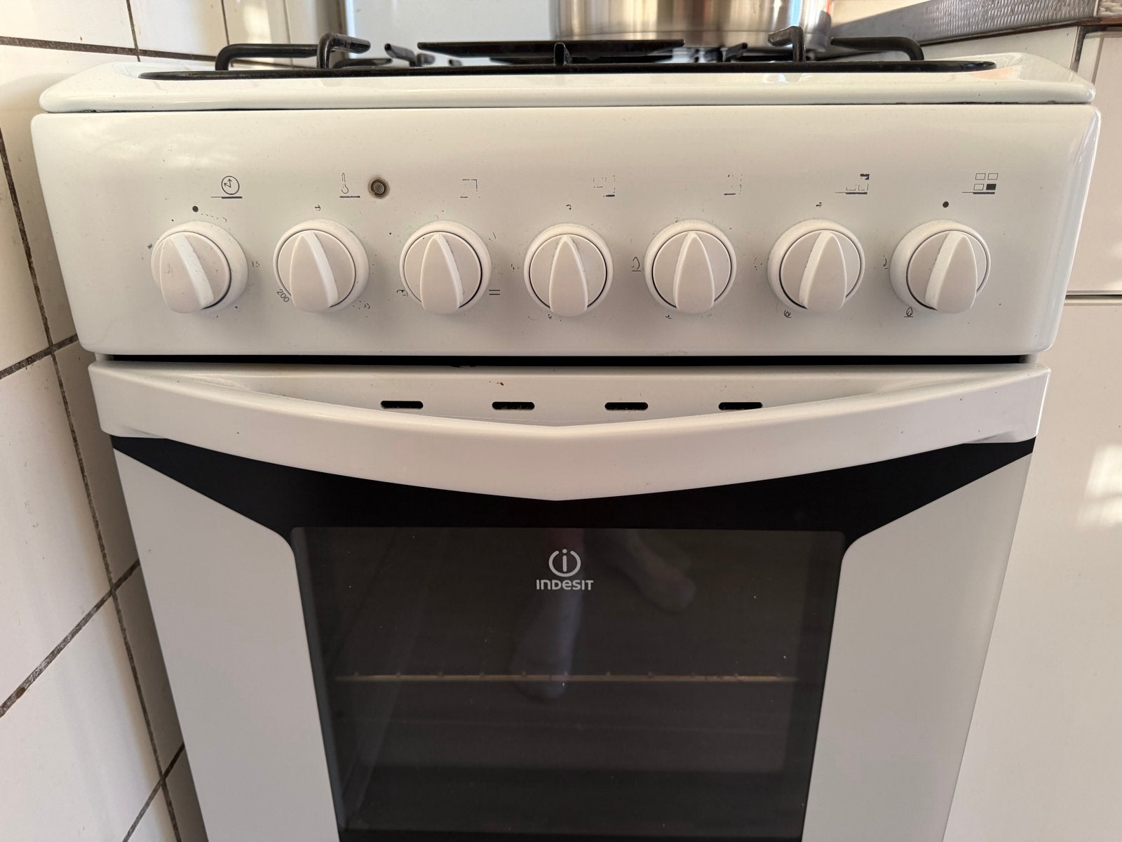 Gratis af te halen!Indesit Fornuis met Oven - Werkt perfect!, Ophalen, Gebruikt, Vrijstaand, Gas