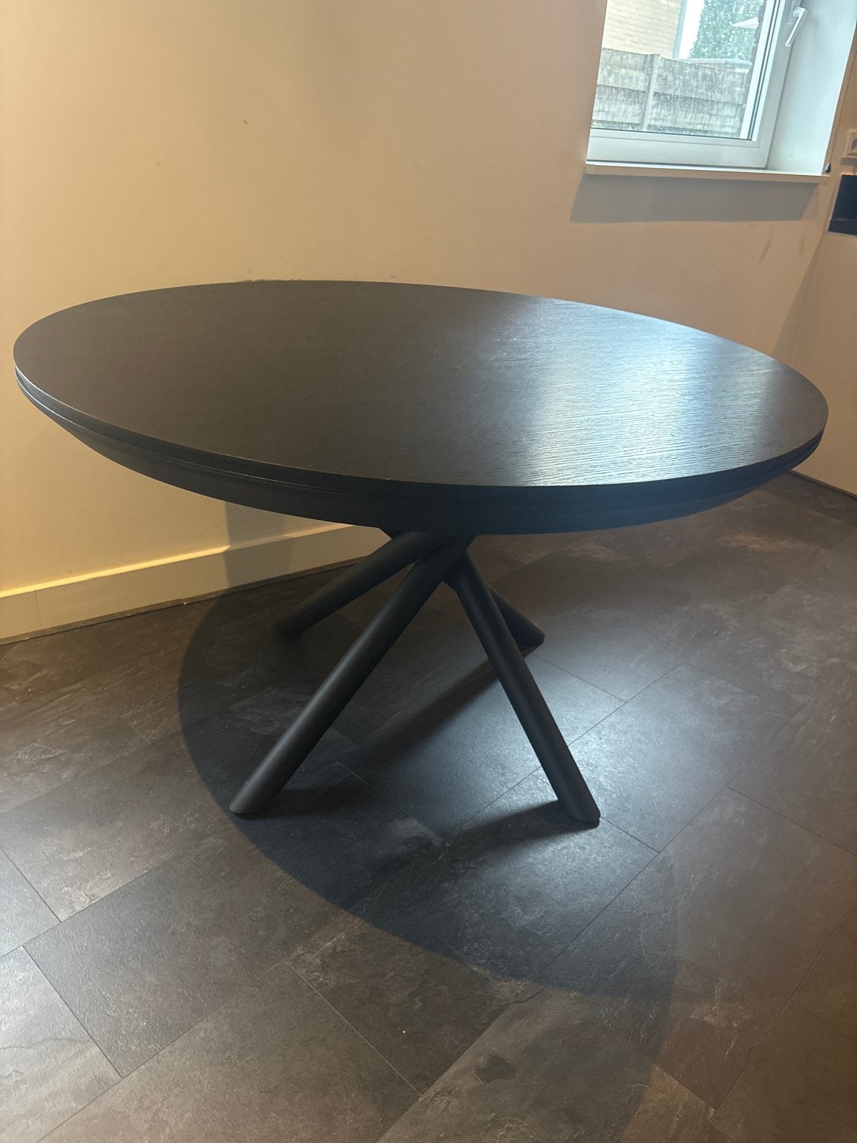 Moderne ronde eettafel met zwart blad en kruispoot, Huis en Inrichting, Gebruikt, 100 tot 150 cm, Rond, Ophalen of Verzenden