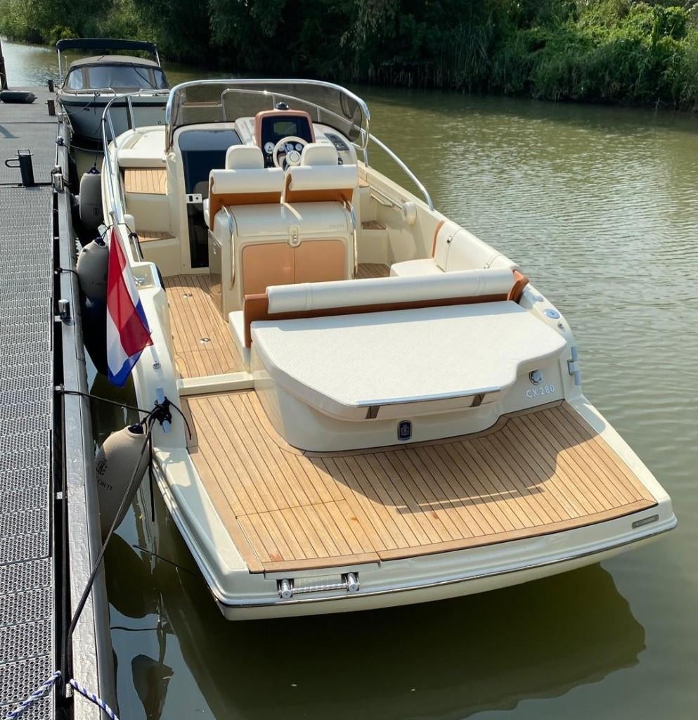 Invictus 280CX | 2022 | Zwart | Italiaanse Luxe & Ibiza Vibe, Watersport en Boten, Motorboten en Motorjachten, Zo goed als nieuw